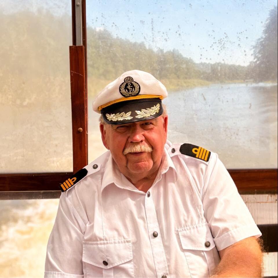 Kapitan Bogdan Baczewski na pokładzie katamaranu na rzece Łynie w Stopkach